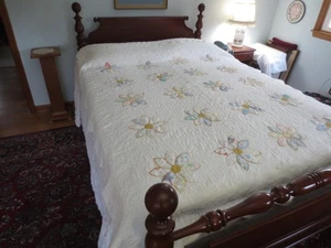 Antique FLOWER PETAL Blanket Stitch APPLIQUE  PATCHWORK Cotton QUILT - 67" x 79" - Picture 1 of 16