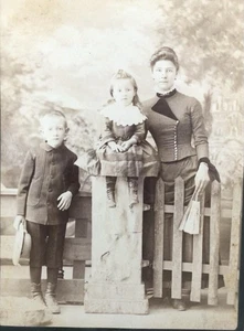 1890’s SCHÖNE JUNGE MAMA 2 Kinder KABINETT KARTE FOTO Antik MARION INDIANA - Bild 1 von 2