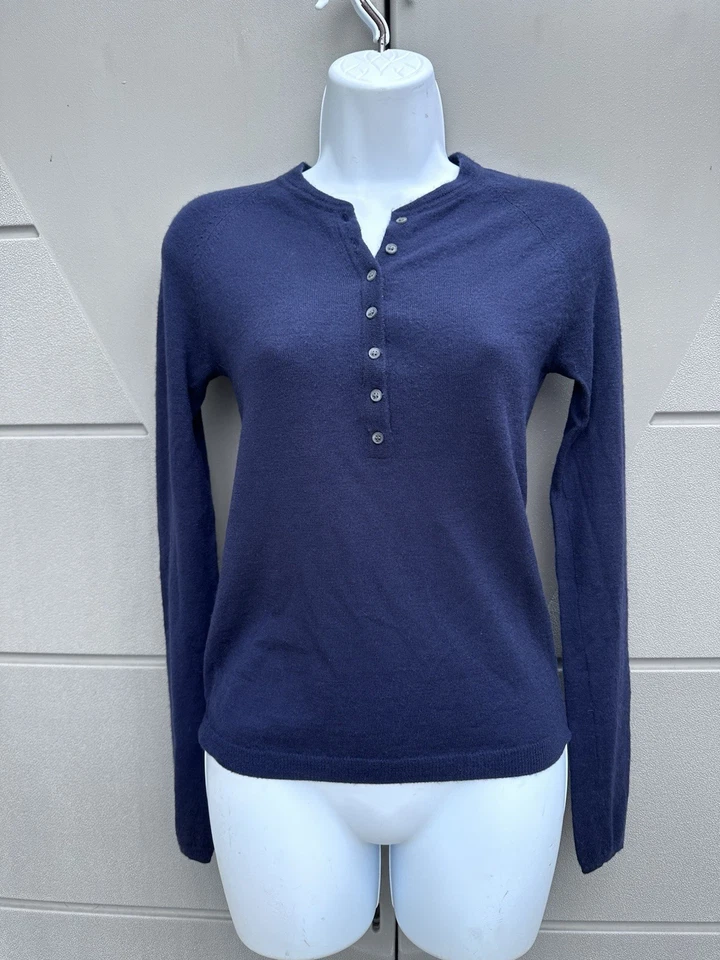 Suéter Theory Cashmere Henley Cashmere tamanho P slim fit azul marinho minimalista LEIA - Imagem 1 de 4