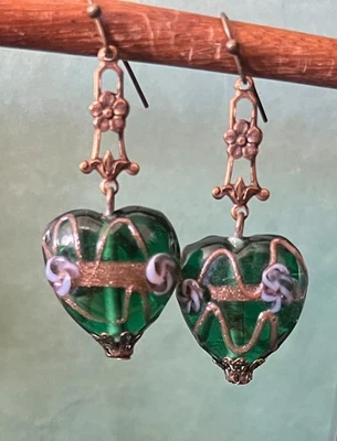 Pendientes largos de filigranas de latón Art Nouveau con gotas de vidrio para pastel de boda rojas antiguas Foto 1 de 4
