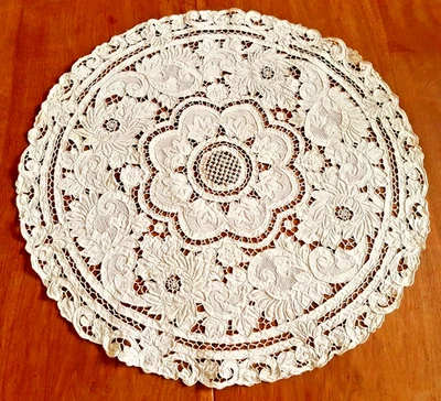 NAPPE- début XXe en lin brodée Richelieu - diamètre 79 cm - Photo 1/4