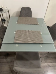 dinning table and chairs - Picture 1 of 3