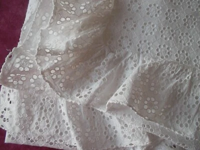 Belle taie de mariage entourée d'un VOLANT et RECOUVERTE de BRODERIES - Photo 1/3