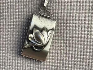 Chatelaine astuccio timbro porta monete scorta medaglione ciondolo piccolo indossabile vintage argento - Foto 1 di 7