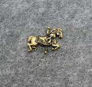 Goldfarbene Karussell Pferd Anstecknadel unbeschriftet - Bild 1 von 2