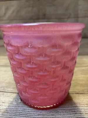 Jarrón maceta de vidrio rosa tejido con canasta 4,5x4,5" rosa tejido con canasta de vidrio  Foto 1 de 4