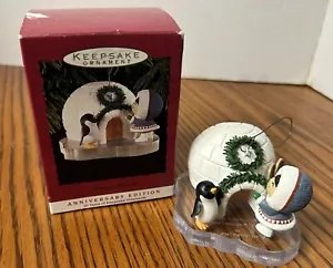 Ornamento Hallmark Keepsake 1993 - Frosty Friends - eschimese e pinguino con igloo - Foto 1 di 9