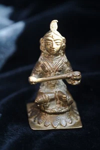 Figura de bronce india de finales del siglo XIX de una deidad sentada 7 cm - Imagen 1 de 2