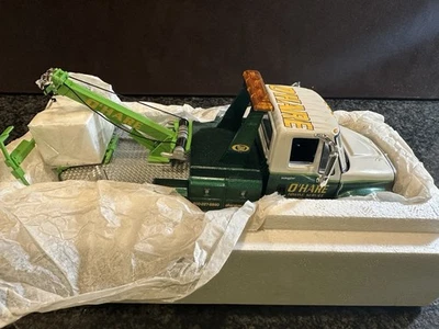  INTERNATIONAL WRECKER TOW TRUCK  O'HARE TOWING F1ST GEAR, SCALE 1/34 - Image 1 of 4