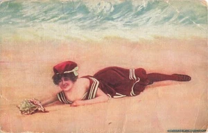 Postkarte Kunst Frau rot Badeanzug Kappe Strandgeheimnisse des Meeres DB 1918 - Bild 1 von 2