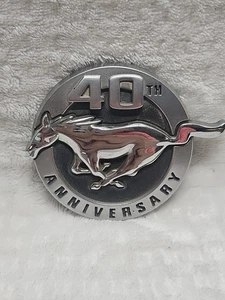 Ford Mustang 2004 40 aniversario emblema guardabarros pasajero derecho - Imagen 1 de 3