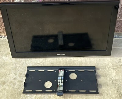 Samsung HD 720p LCD 32" Television TV LN32D403E4DXZA With Remote And Wall Mount! - Image 1 of 4