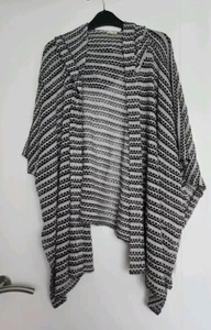HOLLISTER HOODED SHORT SLEEVE BLACK & WHITE CROCHET KNIT OPEN PONCHO CARDIGAN OS - Picture 1 of 7