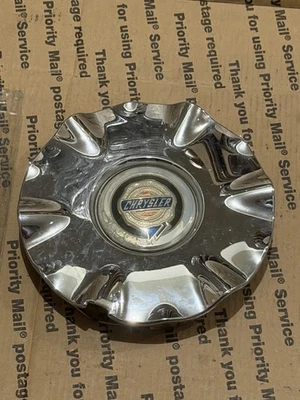 04782269AC 2001-2003 Chrysler Sebring OEM tapa central cromada (1) Foto 1 de 4