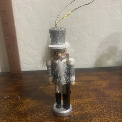 木质胡桃夹子士兵装饰品 5 英寸银色闪光士兵圣诞节 — 第 1/4 张图片