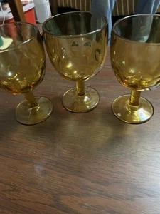 Set aus drei Bernsteinkelchen: Einer ist ein Daumenabdruck und zwei sind geädert - Bild 1 von 4