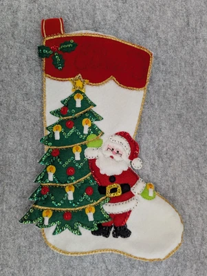 Medias de Navidad de lentejuelas de fieltro hechas a mano Bucilla de colección Papá Noel y árboles de Navidad 1981 Foto 1 de 4