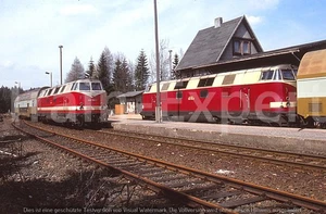 org. KB Dia - DR cruce de trenes 228 700-1 + 228 704-3 con colores mostaza Dosto 1992 - Imagen 1 de 1
