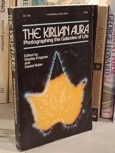 The Kirlian Aura: Photographing the Galaxies of Life (Social change series) by, - Imagen 1 de 9
