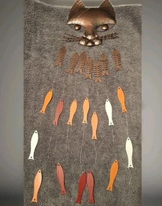 Katzenspiel aus Metall mit baumelnden Fischen - Bild 1 von 9
