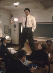 Dead Poets Society 1989 Robin Williams John Keating stands on table Photo 0970