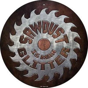 Insegna Tonda Circolare Metallo Sawdust Is Man Glitter Novità 8" Casa Garage Parete - Foto 1 di 1