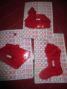 LOTE DE TRES CORTADORES DE GALLETAS VINTAGE DE NAVIDAD iglesia, presente, medias - años 70 - Imagen 1 de 5