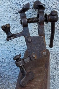 Art populaire/Outil ancien/Étau d horloger..Enclume.. - Photo 1/10