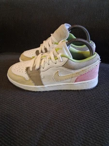 Nike Schuhe Damen 6 Jugendliche 4,5 Jahre Air Jordan 1 Low SE Pastel Grind Schuhe DJ0341-100 - Bild 1 von 8