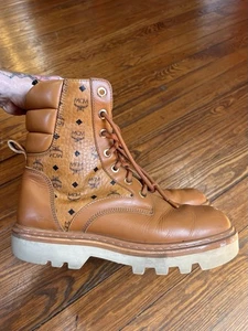 MCM Cognac Visetos Monogram Cognac Herren Stiefel Vibram Gr. 45 Made In Italy LESEN - Bild 1 von 11