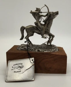 Vintage Erbstück Zinn Indianer auf Pferd mit Holzsockel - Bild 1 von 9