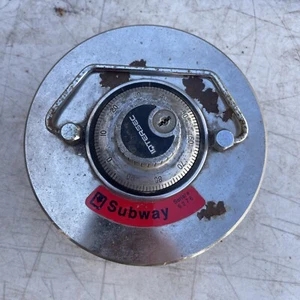 Tapa de seguridad de piso de tubo AMSEC vintage con bloqueo Sargent y Greenleaf. Sin llave/combinación - Imagen 1 de 12