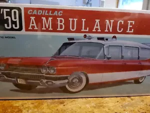 Ambulancia Cadillac 1959 1:25. KIT PLÁSTICO AMT - Imagen 1 de 2