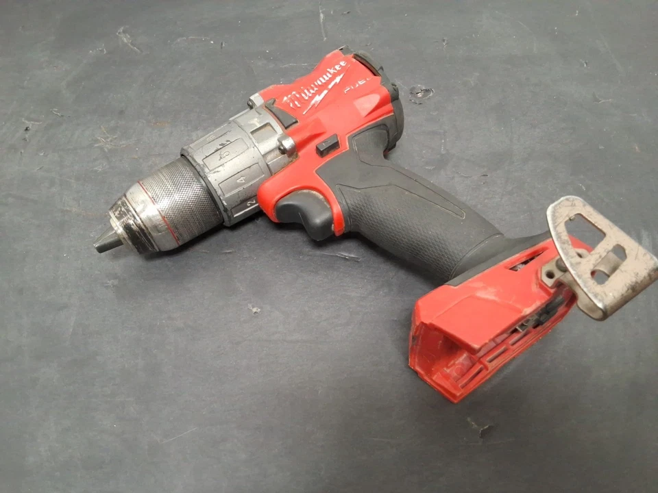 Taladro percutor inalámbrico Milwaukee M18 combustible 1/2" 18V - 2804-20 - USADO Foto 1 de 4