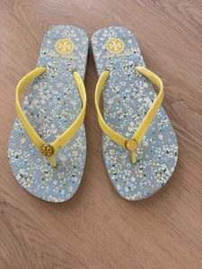TORY BURCH MONOGRAM FLIP FLOPS Sz 8.5-9 rubber thong sandals Yellow Blue Floral - Picture 1 of 8
