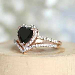 Anillo de banda nupcial de diamantes negros simulados con corte de corazón para mujer enchapado en oro rosa de 14 k - Imagen 1 de 10