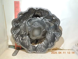 Nordic Ware Holiday Wreath Bundt Pan 9 cups 2.1 Liters EUC - Picture 1 of 2