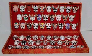 Set maschere opera cinese dipinte a mano in custodia 58 maschere in miniatura asiatiche - Foto 1 di 12