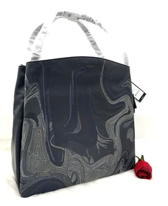 AUTÉNTICO NUEVO CON ETIQUETAS $795 TUMI Georgica Jodys Intrincado Patrón Cuero Bolso-Negro - Imagen 1 de 19