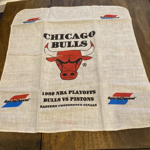 CHICAGO BULLS 1989 NBA PLAYOFFS VS.DETROIT PISTONS RALLY TOWEL--- MICHAEL JORDAN Cover