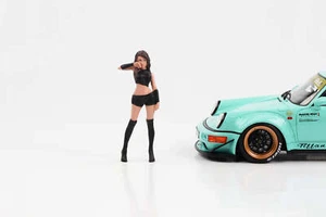 1:18 Figurine Car Salon Girls Amanda Standing American Diorama Figurine 1 - Picture 1 of 3