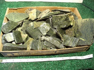 LIZARD SERPENTINE Chunks Lot Rough 9.7 Pounds Grams Lapidary Cab - Picture 1 of 5