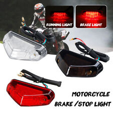 Produktbild - LED Rücklicht mit Kennzeichenbeleuchtung Schwarz/Weiß/Rot Universal Motorrad 12V