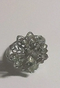 Anello regolabile vintage bigiotteria moda Sarah Coventry tono argento chiaro/bianco - Foto 1 di 9