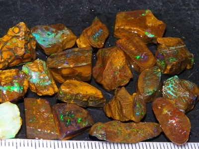 Bonitos ópalos de roca/matriz rugosa/frotada 104 quilates Queensland Australia rojos/verdes Foto 1 de 4