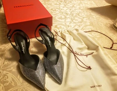 Zapatos de salón Salvatore Ferragamo adornados con cristal talla 9 Foto 1 de 4