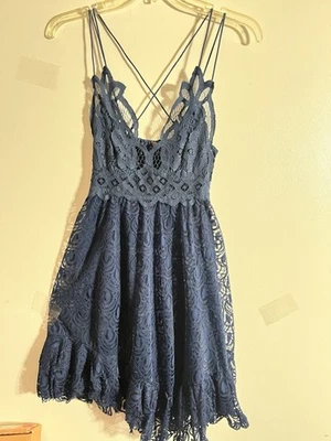 Vestido para mujer Free People Adele azul marino forrado de encaje pequeño Foto 1 de 4