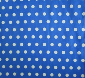 Puntos blancos fondo azul 1 yarda puntos de tela 100 % algodón aproximadamente 3/8 pulgadas - Imagen 1 de 2