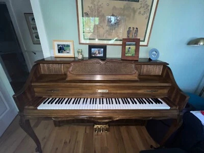 VINTAGE USADO Kimball piano de cauda vertical (somente retirada local) - Imagem 1 de 4