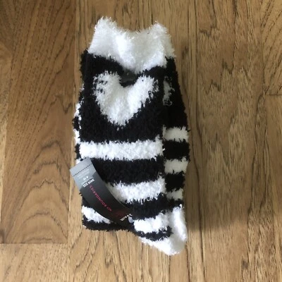 No Boundaries Women Fuzzy 2 Pack Crew Socks Stripe w Heart/Solid Shoe Size 4-10 - Image 1 of 4